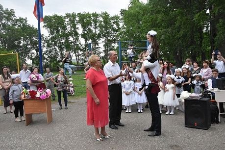 Владимир Мутовкин наградил учеников и педагогов 40 школы