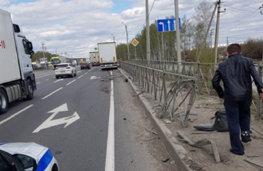 На трассе М-5 фура влетела в забор и снесла его