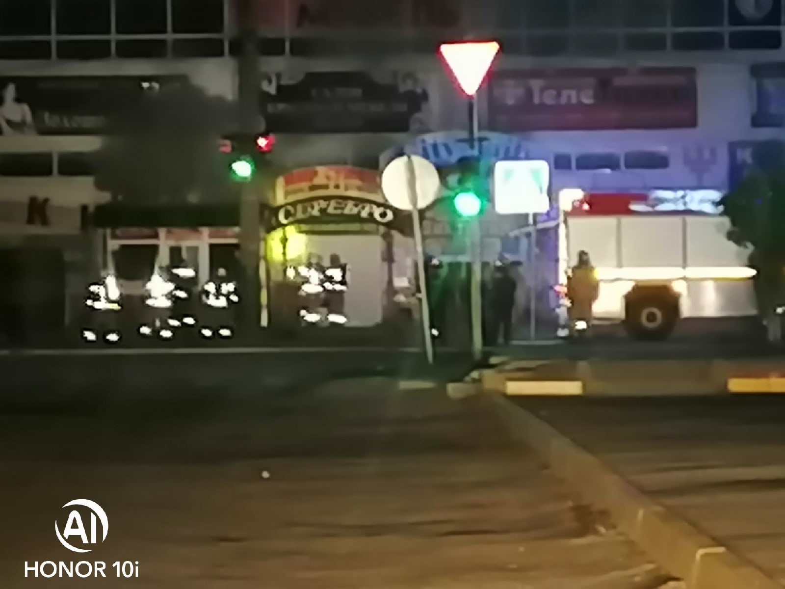 В Кузнецке пожар уничтожил киоск рядом с торговым центром