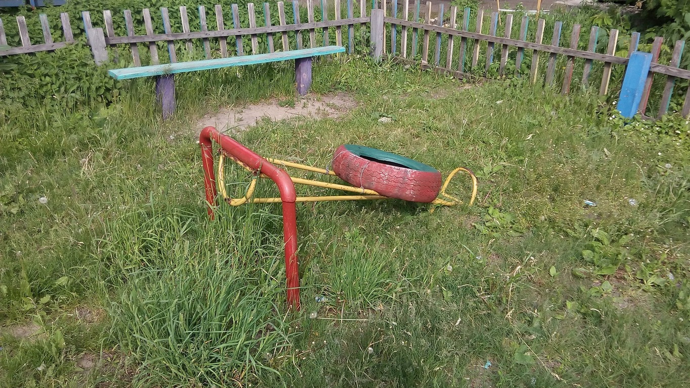 Житель Бессоновки попросил Олега Мельниченко помочь с заменой детской площадки