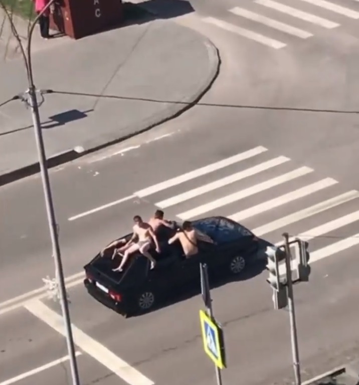 В Пензе полуголые парни решили загореть «с ветерком»