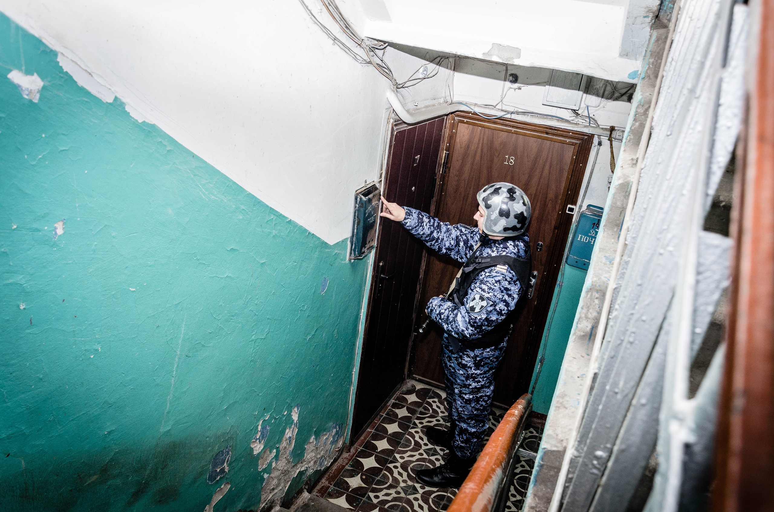 В Пензе мужчина в поисках сестры пробил кулаком чужую дверь