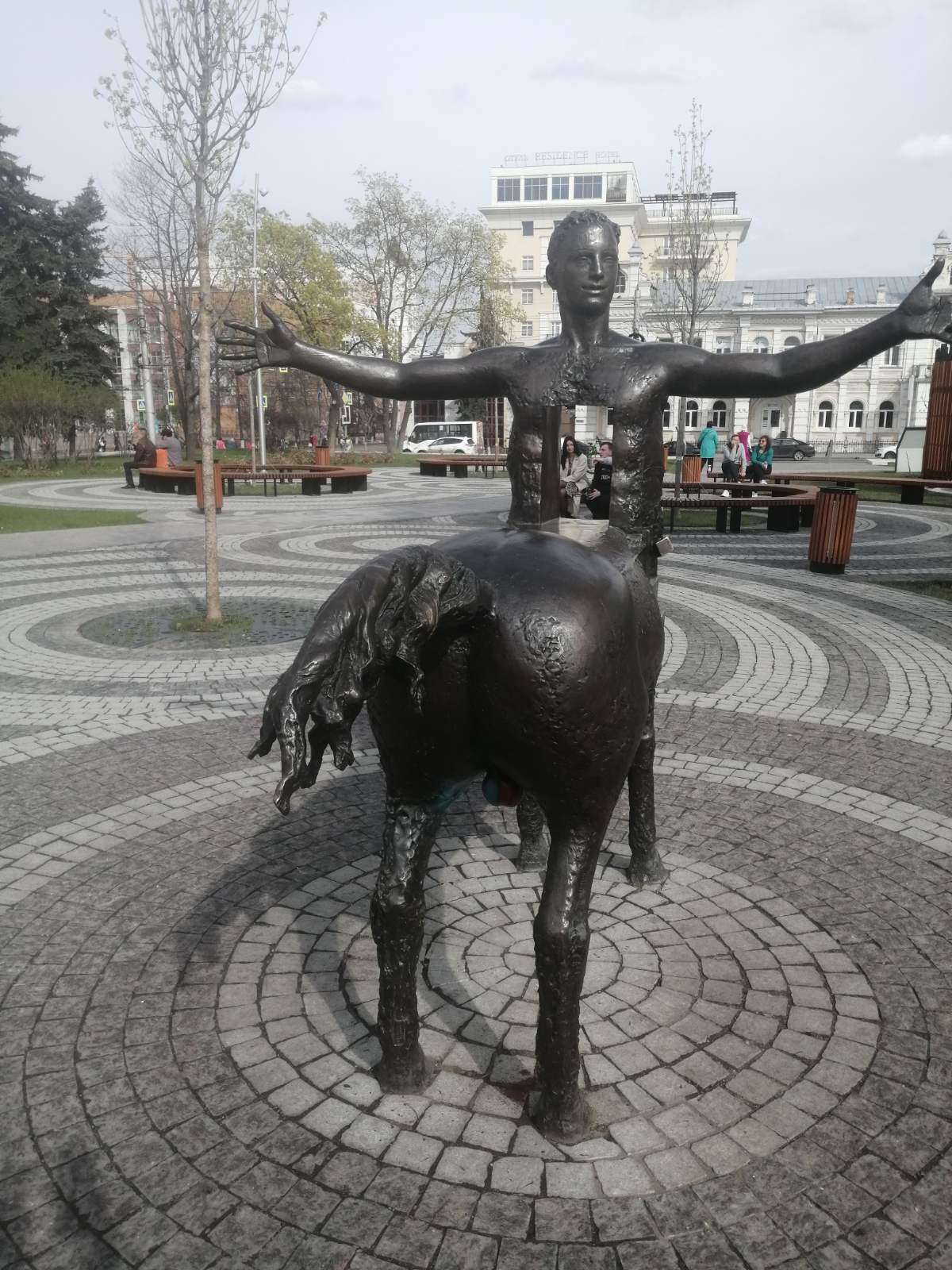 В день Пасхи пензенские вандалы "расписали" кентавра на фонтанной площади