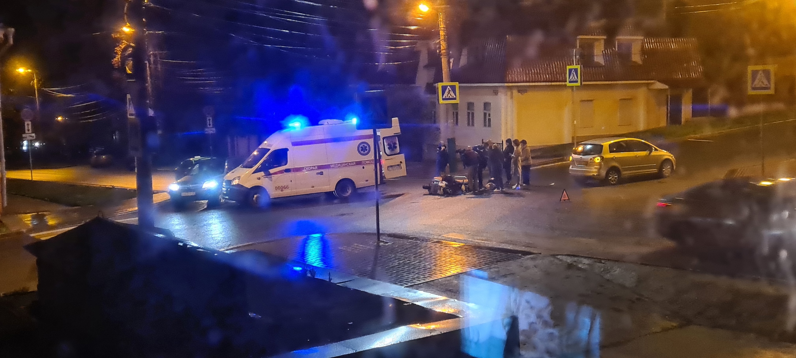 В Пензе 9 мая перекресток не поделили иномарка и мопед