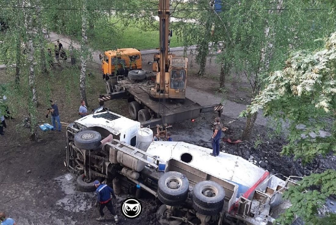 В Пензе сутки не могут поднять завалившуюся на бок бетономешалку