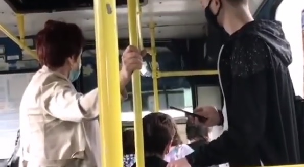 Жители Заречного искупались прямо в автобусе