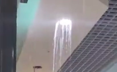 В Пензе жители оказались под проливным дождем в одном из ТЦ