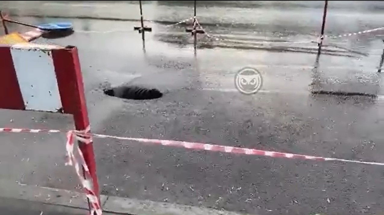 В Пензе возле ТЦ "Олимп" снова провалился асфальт