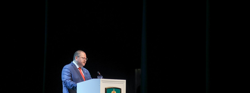 Олег Мельниченко предложил повысить зарплаты работникам районных администраций