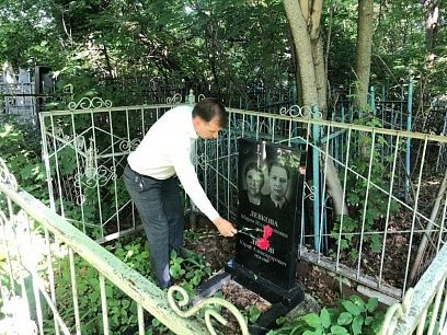 Иван Краснов возложил цветы к могилам воинов на Мироносицком кладбище