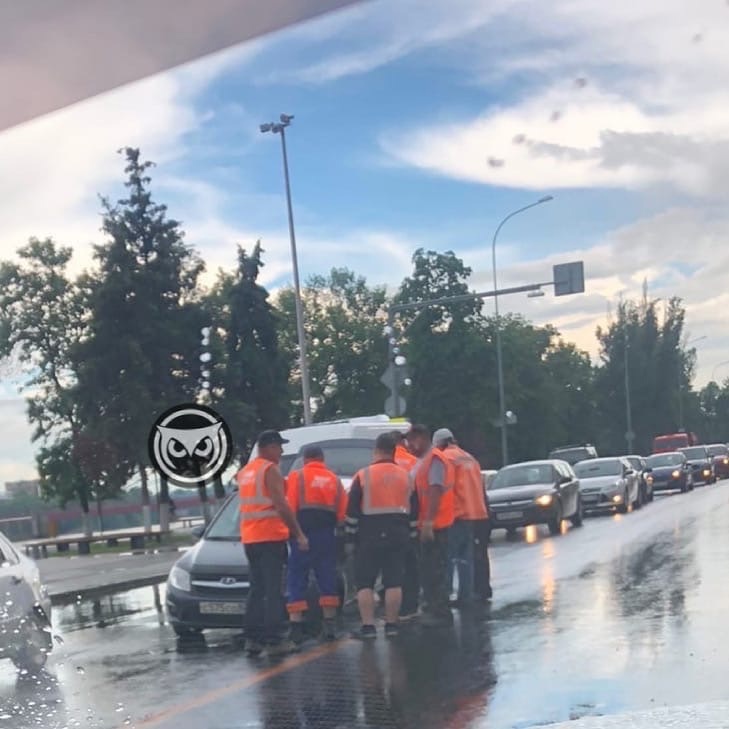 В Пензе на проезжей части Урицкого провалился автомобиль