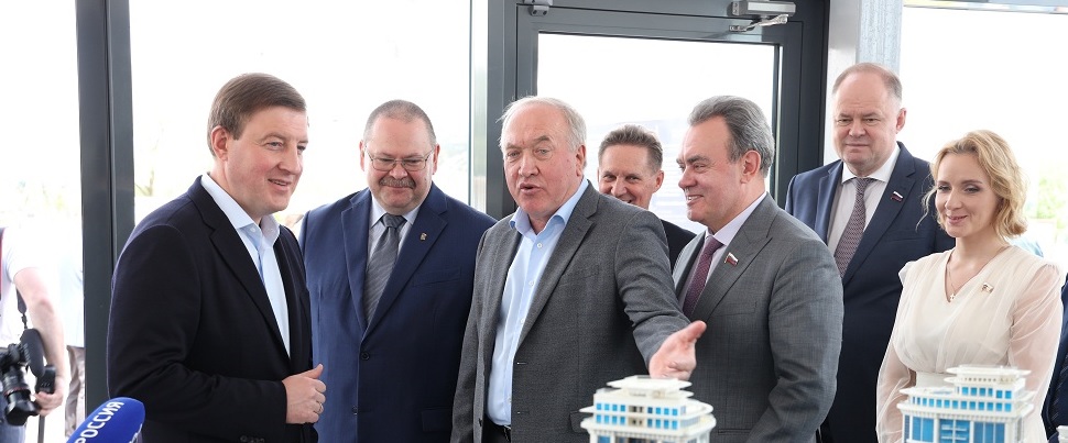 Андрей Турчак пообещал оказать поддержку в строительстве новой школы в Спутнике