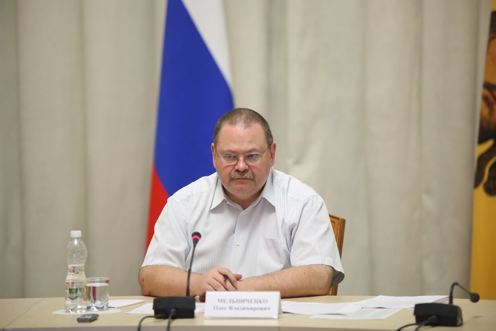 Мельниченко предложил ввести особый дресс-код для чиновников в жару