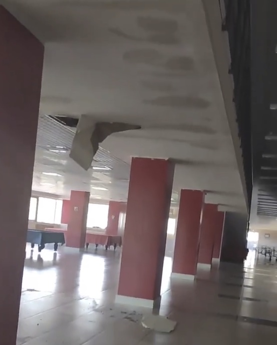 В Заречном у спорткомплекса от дождя обвалился потолок