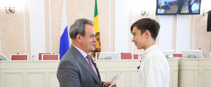 Валерий Лидин вручил юным пензенцам их первые паспорта
