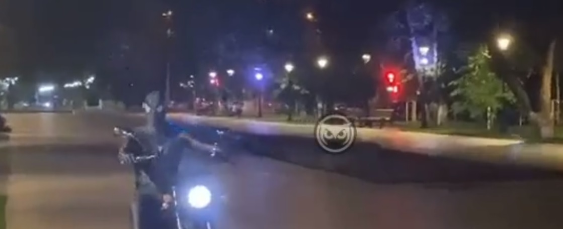 «Этому городу нужен новый герой»: в Пензе объявился человек-паук на мотоцикле