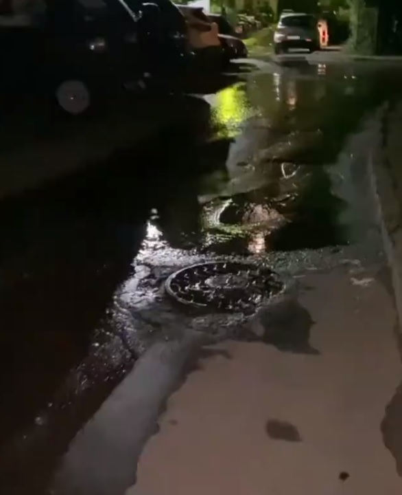 «Куда течет вода с пятницы»: в Пензе на Калинина никто не устраняет коммунальную аварию