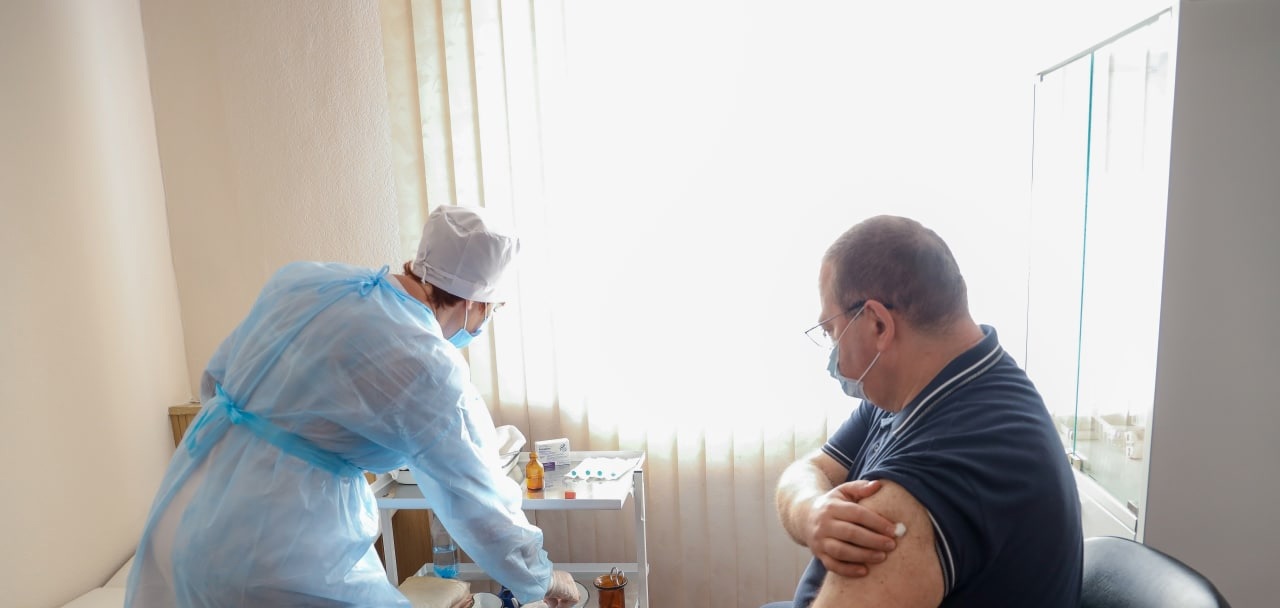 Олег Мельниченко рассказал о своем самочувствии после прививки от ковида