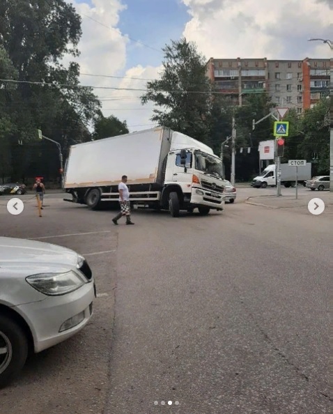 В Пензе грузовик угодил в дорожную «ловушку»