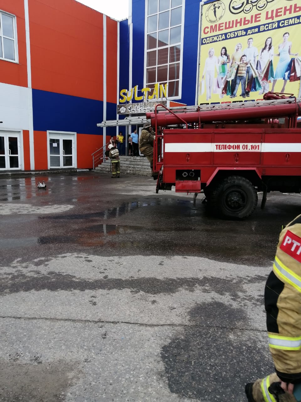 В Кузнецке из загоревшегося кафе эвакуировали 10 человек