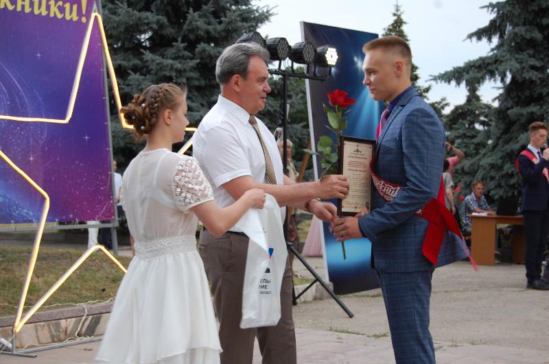 Валерий Лидин поздравил сердобских выпускников