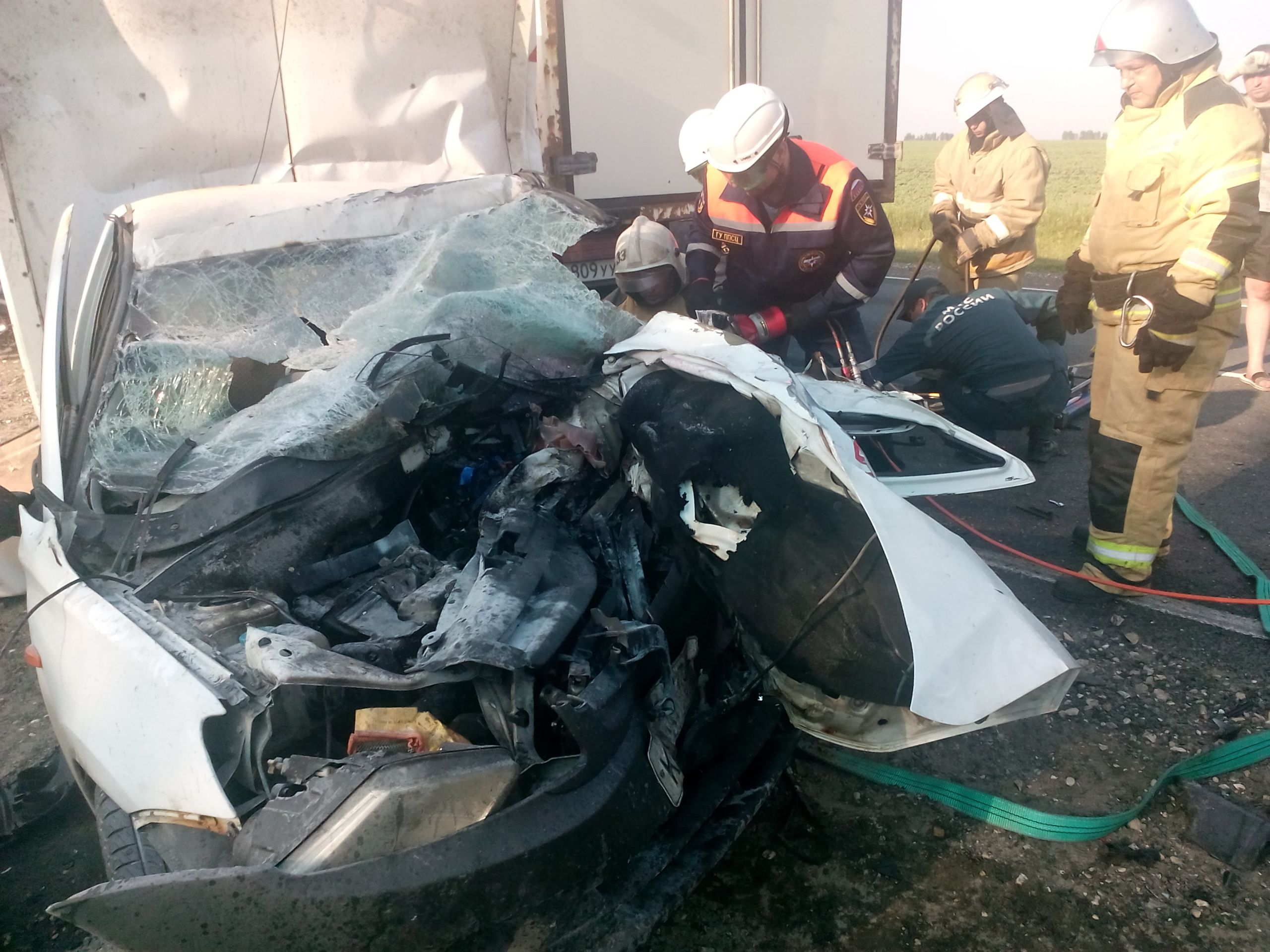 Пензенские спасатели рассказали, как "вырезали" из искореженного авто пострадавшего на саратовской трассе