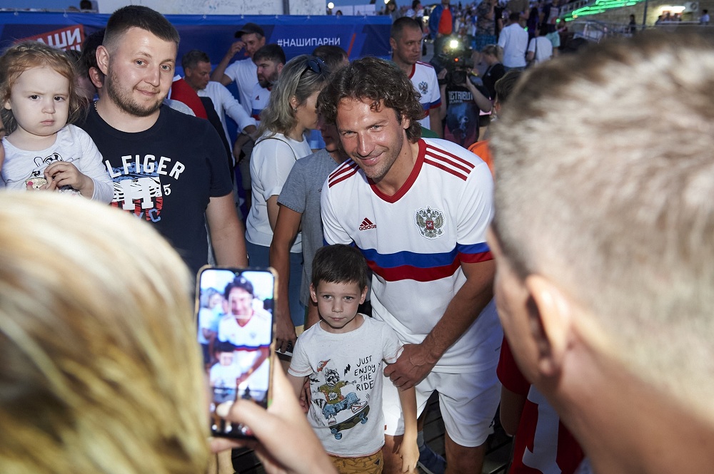 Звезды футбола провели целый день в Спутнике