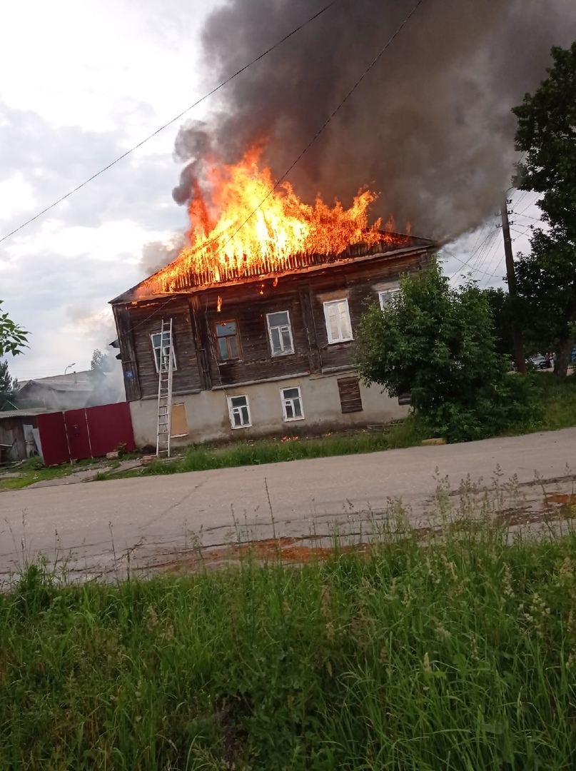 В Кузнецке из горящего дома соседи вывели бабушку-инвалида