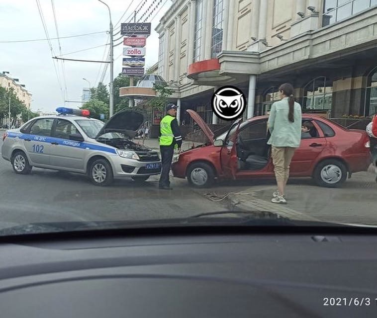 На Кирова легковушка врезалась в автомобиль ДПС