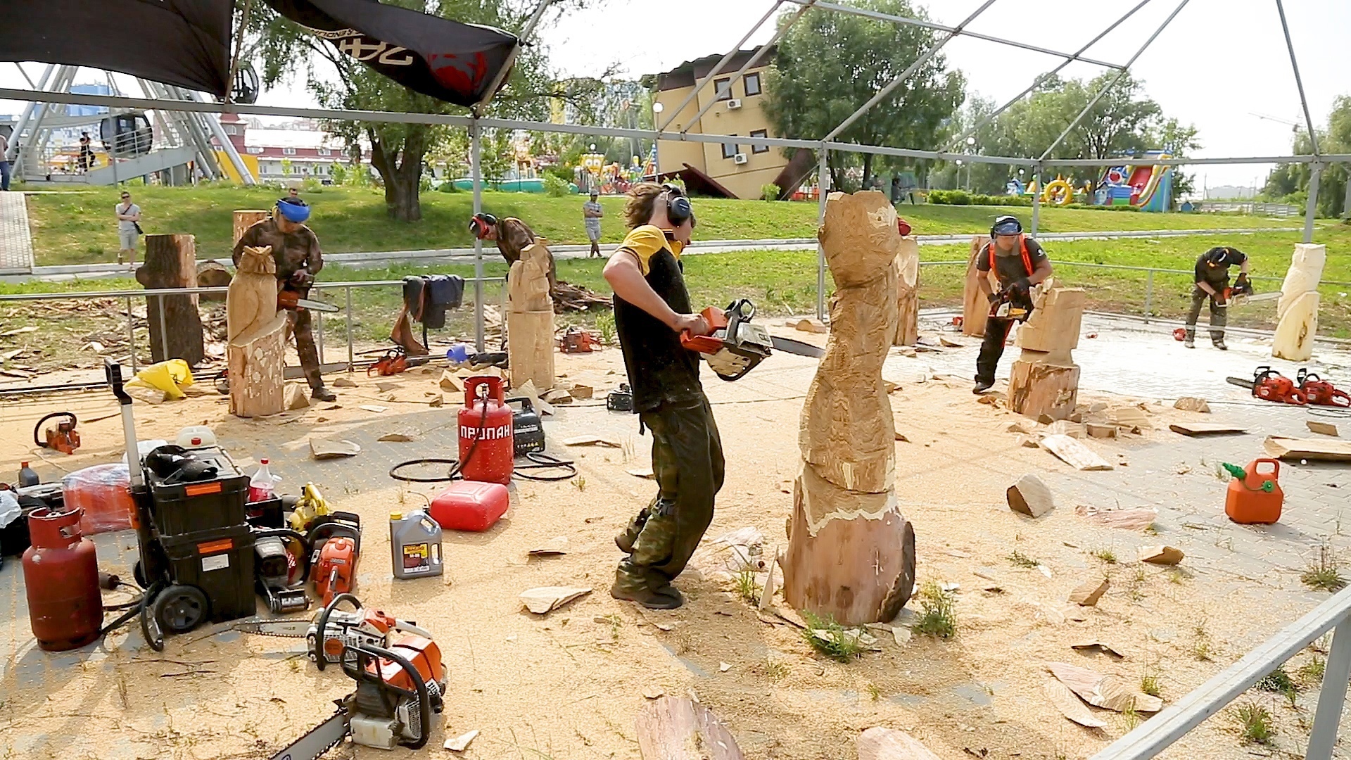 В Спутнике состоялся фестиваль резьбы по дереву бензопилой (0+)