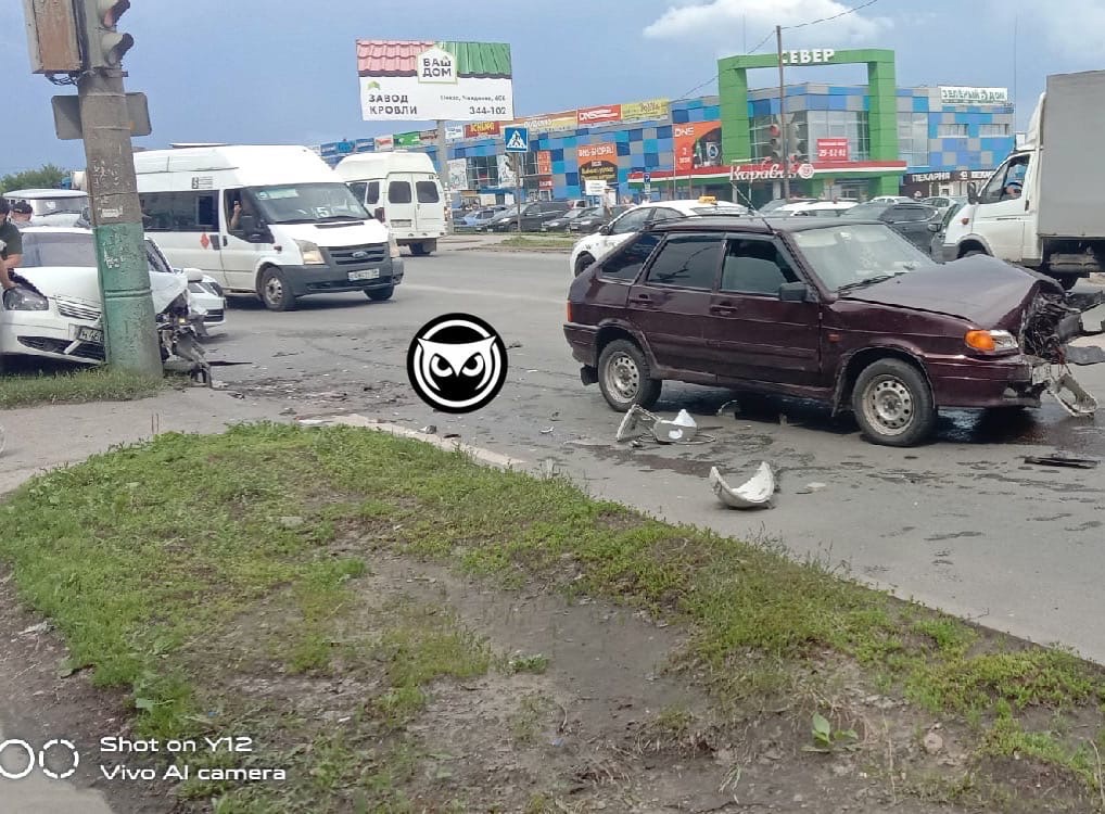 В Пензе в аварии на улице Аустрина пострадала 17-летняя девушка
