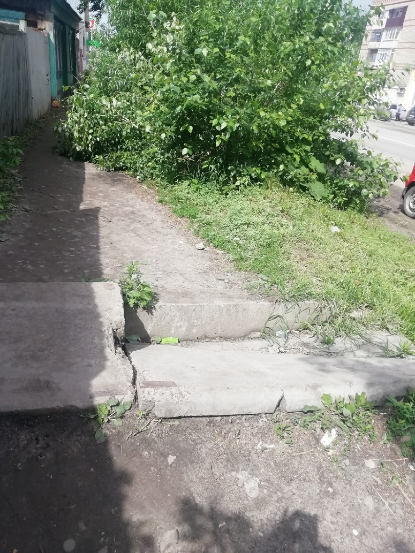 В Кузнецке на тротуар возле поликлиники обрушилась плита