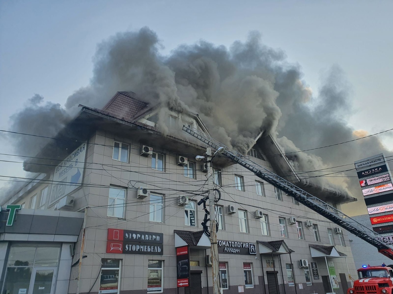 В горевшем утром здании ТЦ «Триумф» пожарные продолжают проливать конструкции