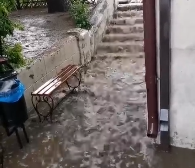 Ливень вновь стал причиной подтоплений и водопадов