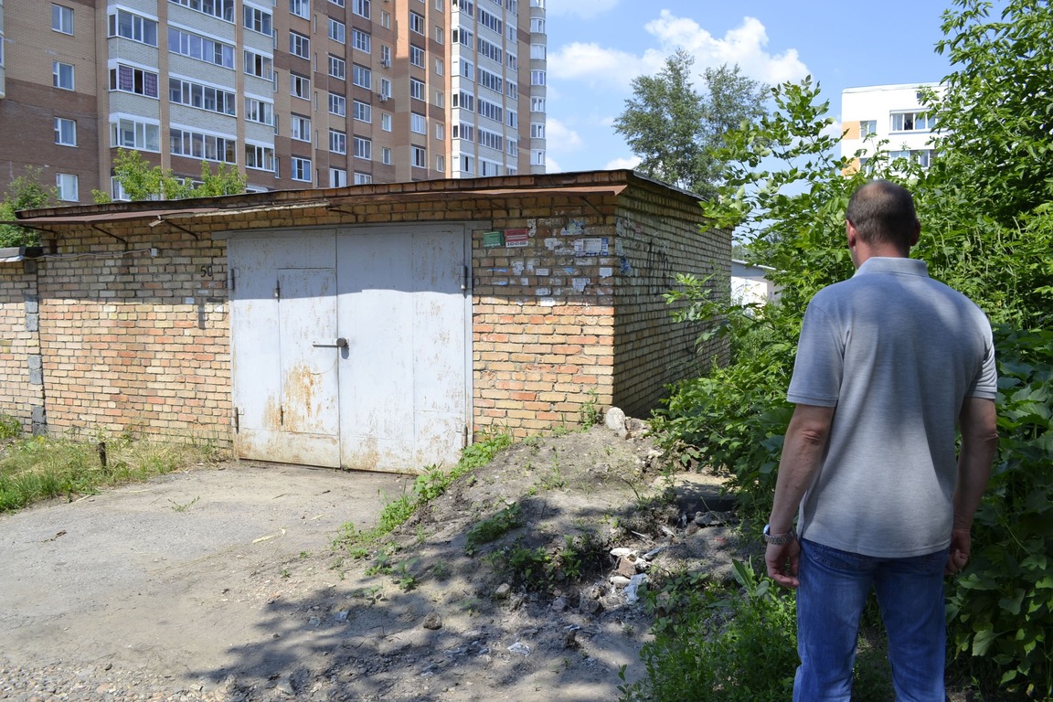 Жители Пушанина, 44 не могут добиться ремонта канализации