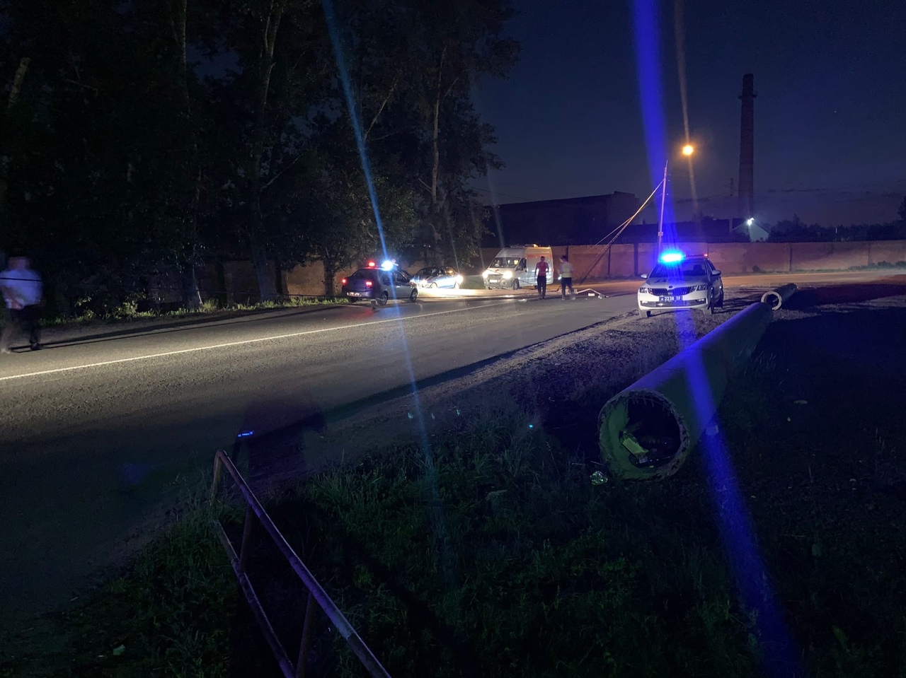 В Пензе отечественный автомобиль снес столб