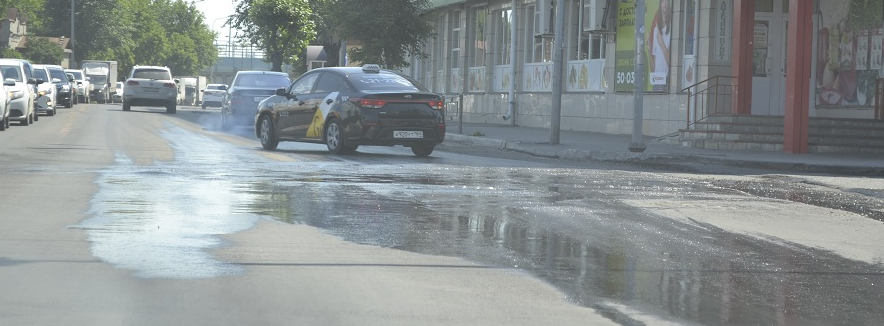 В Пензе близ набережной забил "дорожный фонтан"