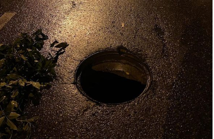 Пензенцы предупреждают об открытом люке на дороге за Первомайским стадионом