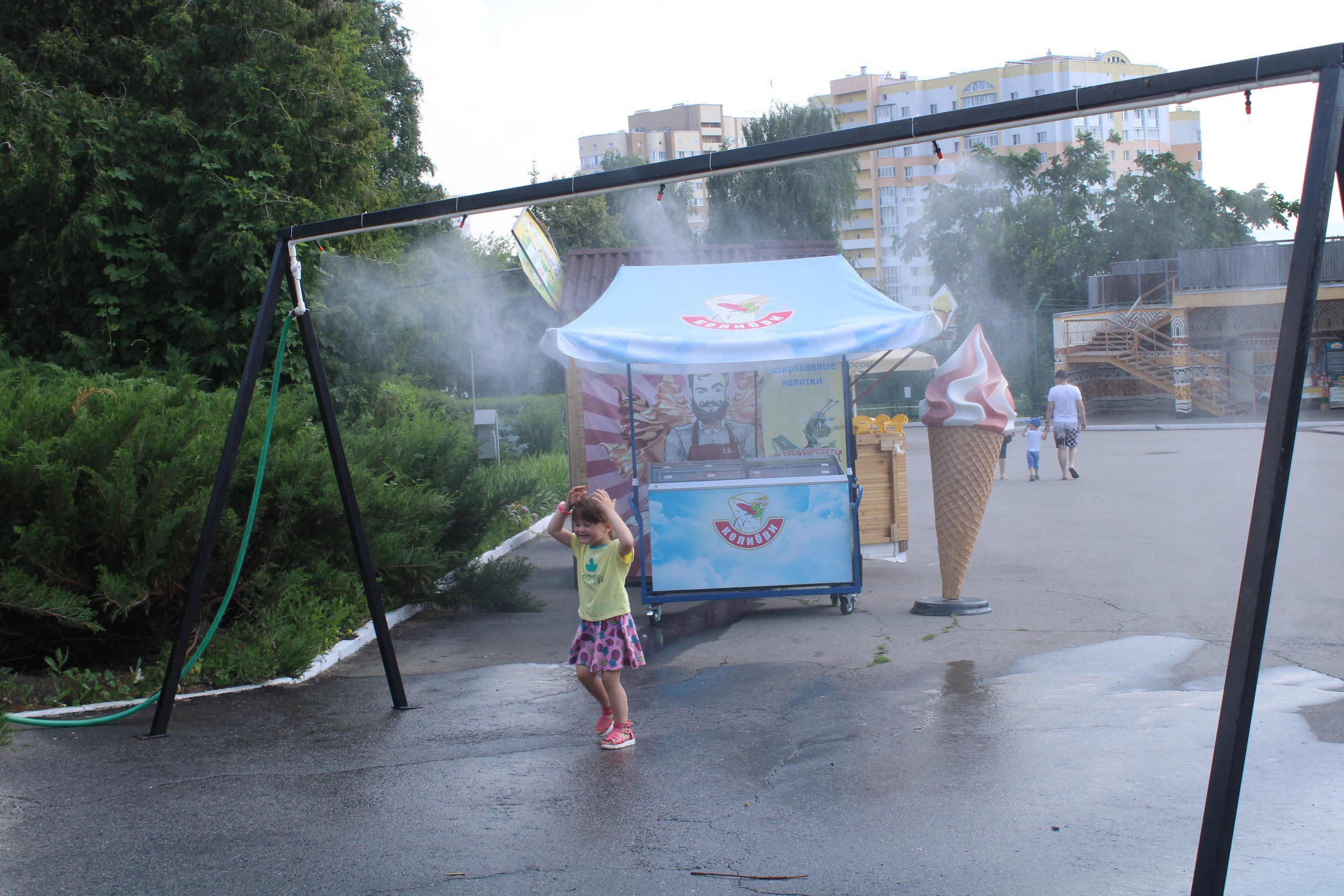 В Пензенском зоопарке появилась арка для борьбы с жарой