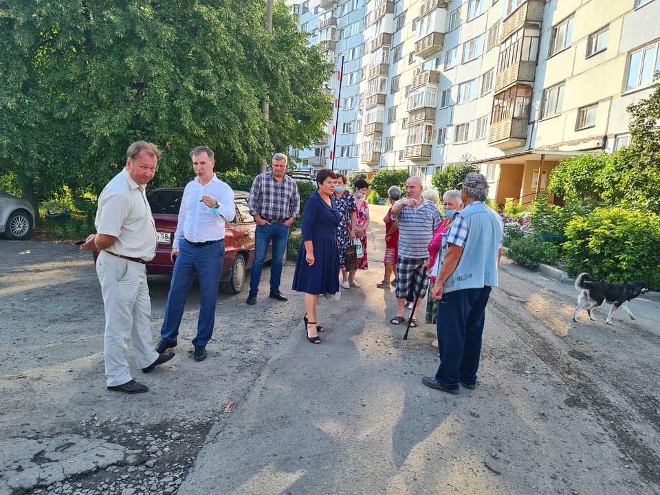 Иван Краснов побывал на празднике двора на улице Карпинского