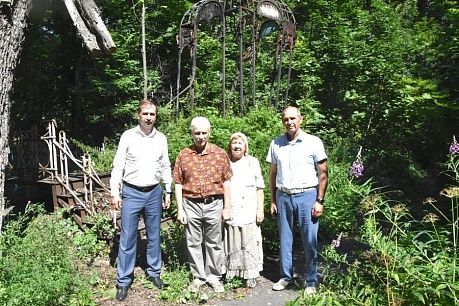 Владимир Мутовкин и Иван Краснов помогают восстановить захоронение пензенского мецената XIX века