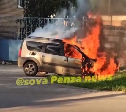 В Пензе «Лада» влетела в препятствие и загорелась