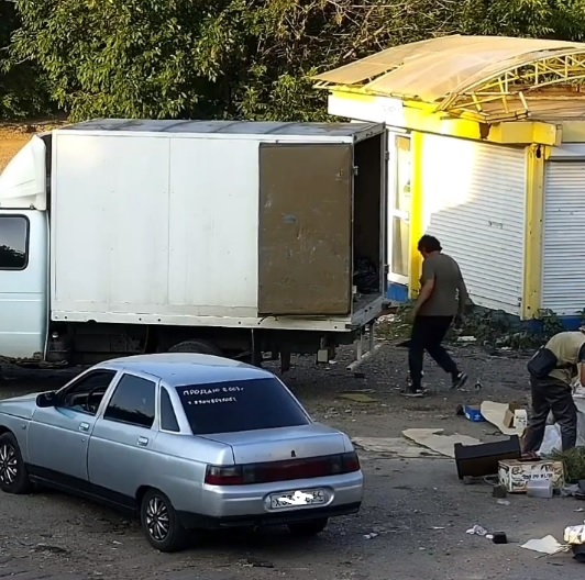 В Пензе камера зафиксировала, откуда берется лишний мусор на контейнерных площадках