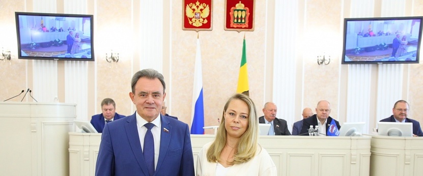 Валерий Лидин вручил знак депутата Наталье Назаровой