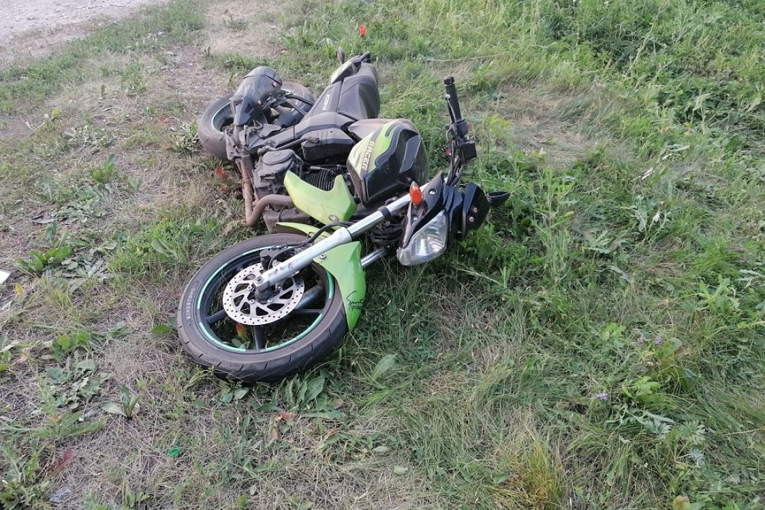 Двое подростков на мотоцикле разбились в аварии
