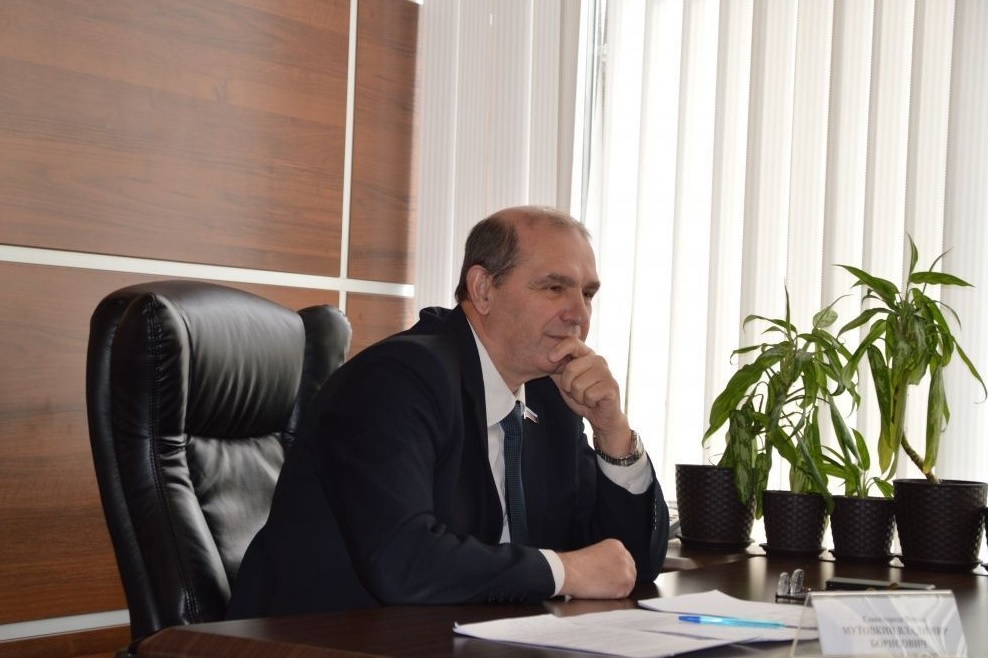 Владимир Мутовкин оценил капремонт, проведенный в библиотеке на проспекте Победы