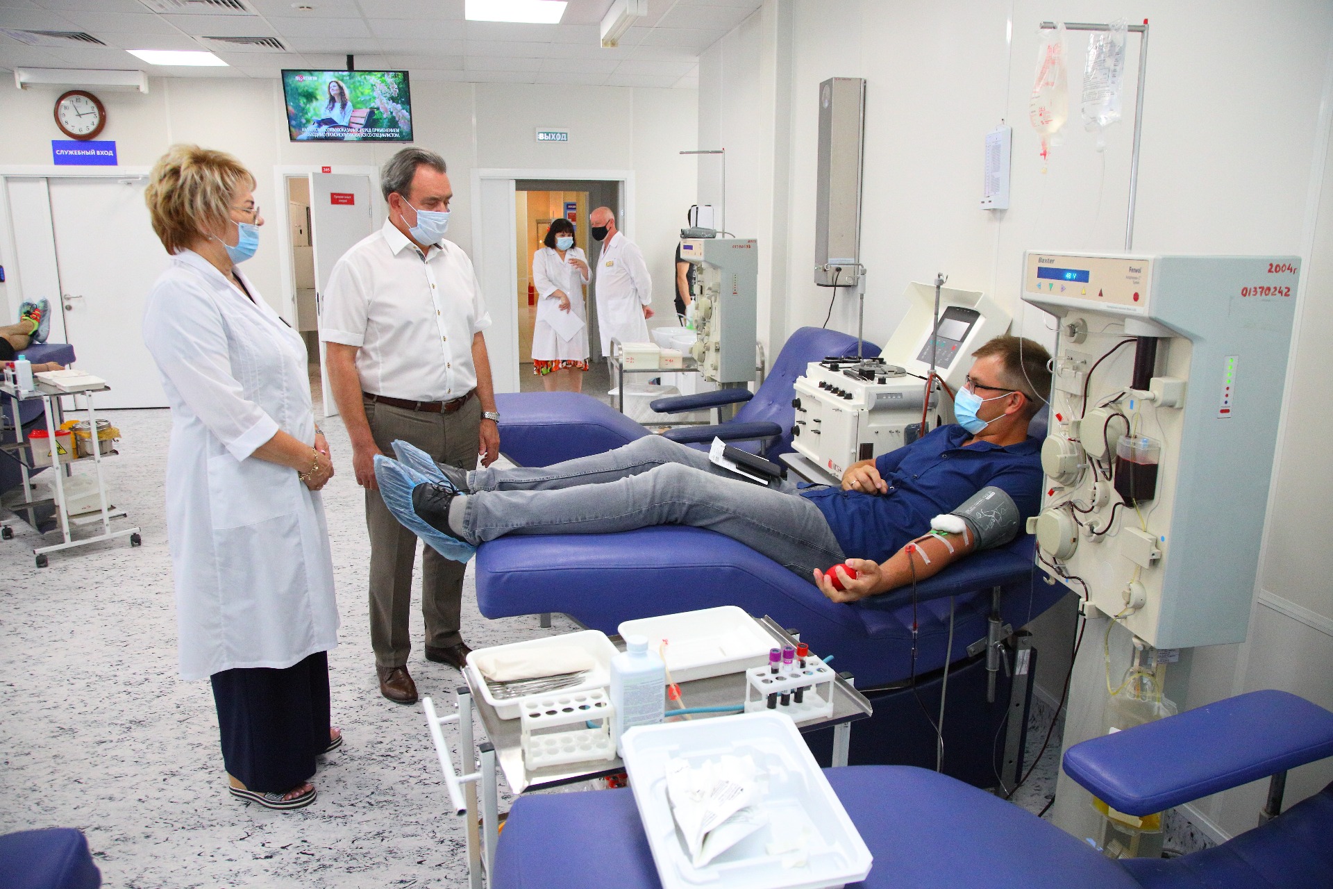Валерий Лидин проверил обеспеченность медцентра, производящего антиковидную плазму