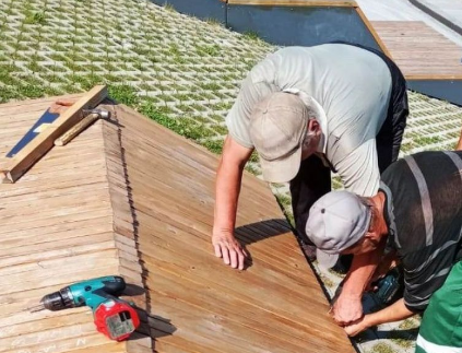 На набережной Суры пензенцы починили сломанную вандалами скамью