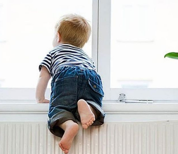 В Кузнецке с пятого этажа упала 5-летняя девочка