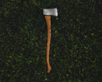 Невменяемый молодой человек, угрожая топором, отобрал у пензенца велосипед